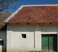 Neue Dachziegel mit antiker Oberfläche, Randdachziegel im Mörtelbett